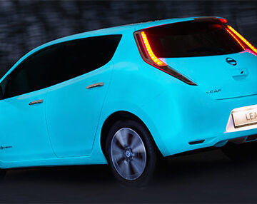 El Nissan Leaf con pintura que brilla en la oscuridad