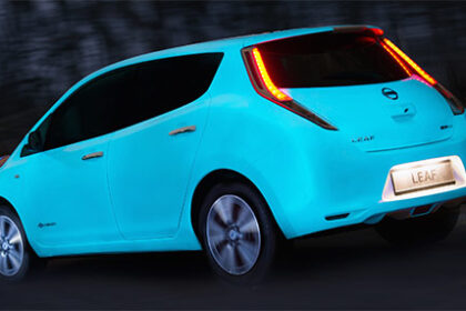 El Nissan Leaf con pintura que brilla en la oscuridad