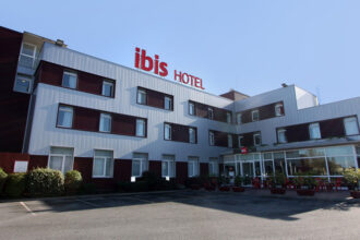 La cadena de hoteles ibis aumenta su red de cargadores para VE