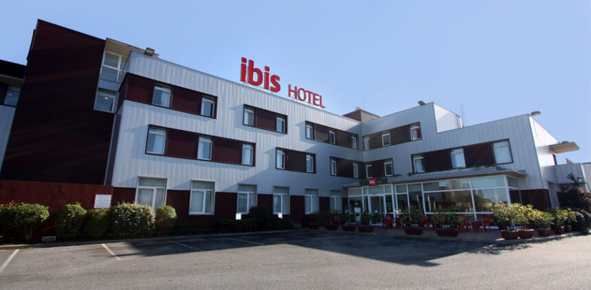 La cadena de hoteles ibis aumenta su red de cargadores para VE
