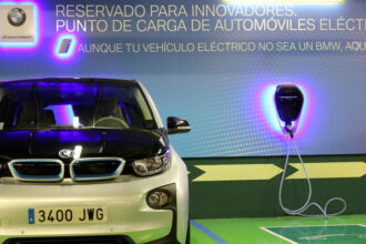 El Corte Inglés instala puntos de recarga de BMW