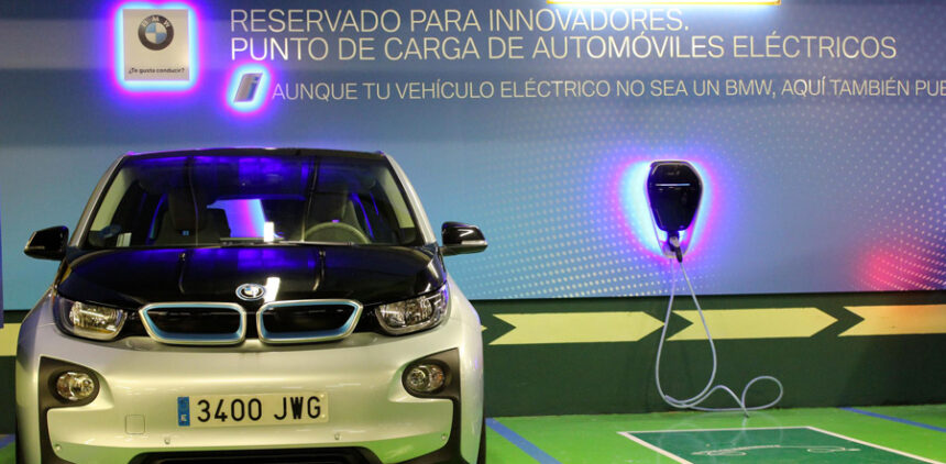 El Corte Inglés instala puntos de recarga de BMW