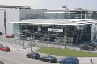 Carhaus y dealerBest presentan el primer concesionario verde
