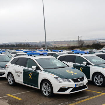 Seat entrega 240 León ST a la Guardia Civil