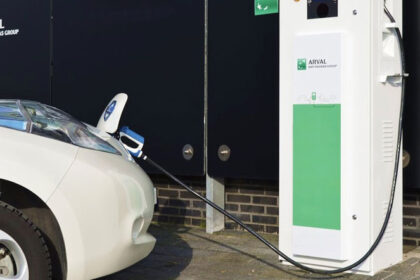 Arval aumenta a grandes pasos su flota eléctrica e híbrida