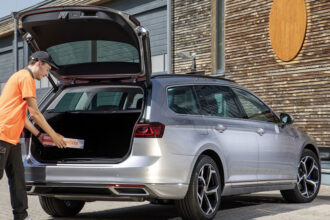 Primer servicio de entrega de paquetes en el maletero de Volkswagen y Nacex en España