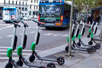 Un 10ps de conductores de bicicletas y patinetes usan el móvil mientras circulan