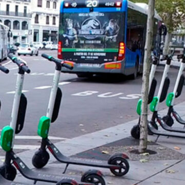 Un 10ps de conductores de bicicletas y patinetes usan el móvil mientras circulan
