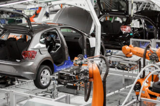 La industria de la automoción española retoma la producción al ralentí