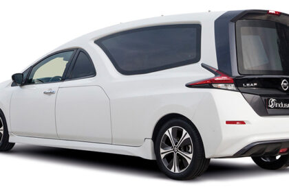 coche funebre electrico nissan trasera
