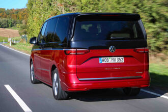 VW Multivan eHybrid trasera