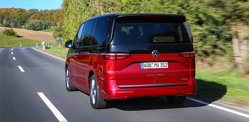 VW Multivan eHybrid trasera