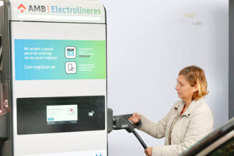 El AMB contará con 102 electrolineras al finalizar el año