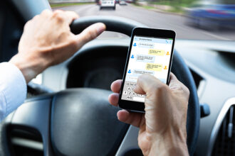 Las infracciones por el uso del móvil al volante siguen aumentando