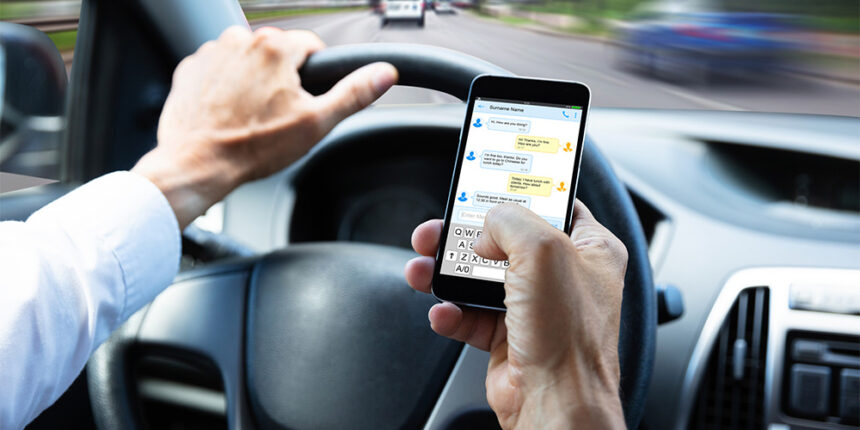 Las infracciones por el uso del móvil al volante siguen aumentando