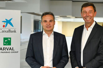 CaixaBank y Arval renuevan su alianza estratégica hasta 2030