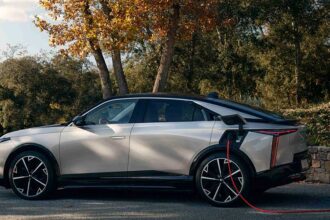 DS N°8 incorpora Plug & Charge y cargador trifásico de 22 kW
