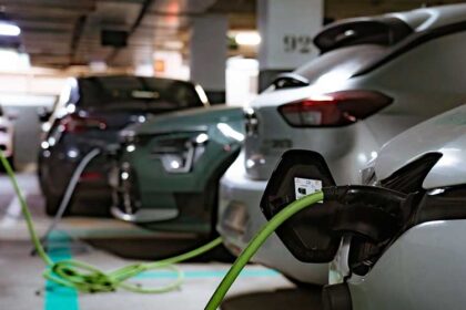 Arval España completa la electrificación de su flota propia
