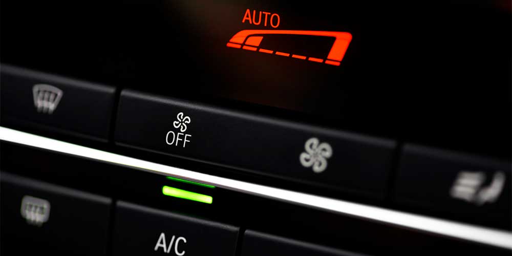 Un coche al sol puede superar los 60 ºC